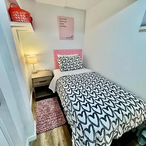 Tiny Private On The 1st Floor With Shared Bathroom Near Seatac Airport And Downtown , Seattle United States
